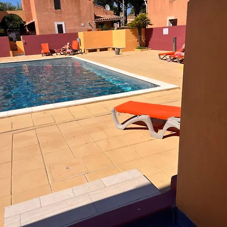 Petite Maison De * آجد